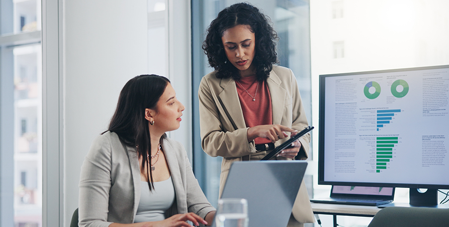 2 women discussing graphs