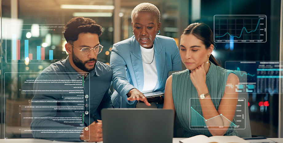 3 colleagues discussing data